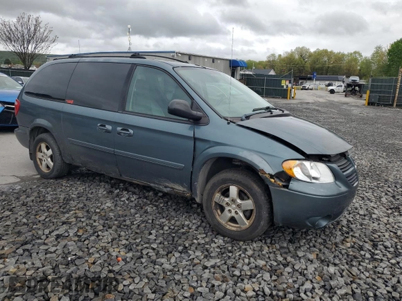 2005 Dodge Caravan SXT with VIN 2D8GP44L45R313203, listed as a Copart auction lot 55309895 with 150,810 mi miles and Salvage Title. Bid and sale history available at DreamBid. Image 4.