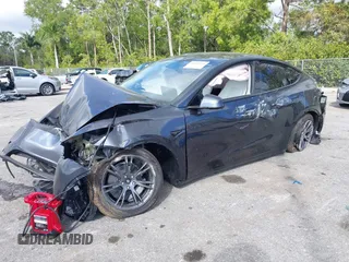 2025 Tesla Model Y Long Range z VIN 7SAYGDEEXSA362089, wystawiony jako IAAI lot #41469596 z przebiegiem 116 mil mil oraz . Historia ofert i sprzedaży dostępna na DreamBid. Obrazek 2.