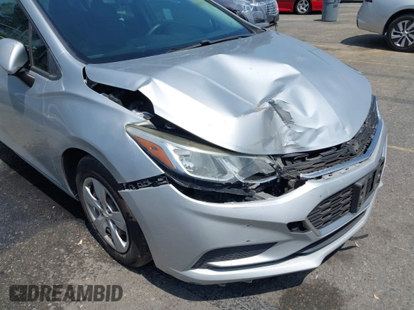 2017 Chevrolet Cruze LS z VIN 1G1BC5SM6H7121852, wystawiony jako IAAI lot #42354416 z przebiegiem 186 246 mil mil oraz . Historia ofert i sprzedaży dostępna na DreamBid. Obrazek 6.