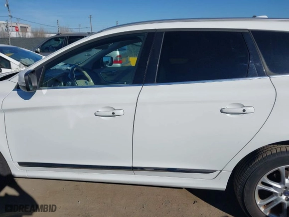 2015 Volvo XC60 T5 with VIN YV4612RK5F2690037, listed as a IAAI auction lot 41670072 with 95,829 mi miles. Bid and sale history available at carsss.com. Image 14.
