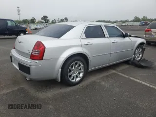 2005 Chrysler 300 C z VIN 2C3JA63H85H560944, wystawiony jako Copart lot #61142485 z przebiegiem 141 753 mil mil oraz Szkoda całkowita • Salvage title. Historia ofert i sprzedaży dostępna na DreamBid. Obrazek 3.