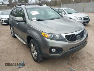 2013 Kia Sorento EX z VIN 5XYKUDA61DG321679, wystawiony jako IAAI lot #42013051 z przebiegiem Nie podano mil oraz . Historia ofert i sprzedaży dostępna na DreamBid. Obrazek 1.