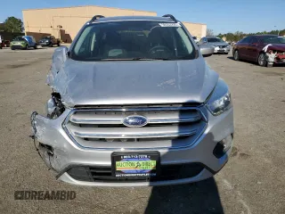 2018 Ford Escape SE z VIN 1FMCU9G96JUB49271, wystawiony jako Copart lot #50553205 z przebiegiem 91 123 mil mil oraz Szkoda całkowita • Salvage title. Historia ofert i sprzedaży dostępna na DreamBid. Obrazek 5.