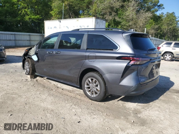 2025 Toyota Sienna XLE with VIN 5TDYRKEC8SS226844, listed as a Copart auction lot 52680175 with 2,600 mi miles and Salvage Title. Bid and sale history available at carsss.com. Image 2.