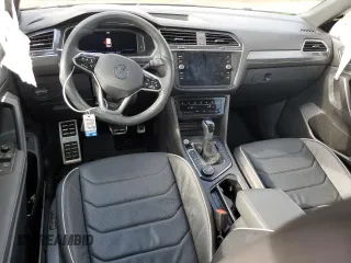 2024 Volkswagen Tiguan SEL R-Line z VIN 3VV4B7AX4RM079457, wystawiony jako Copart lot #54338975 z przebiegiem 10 540 mil mil oraz Szkoda całkowita • Salvage title. Historia ofert i sprzedaży dostępna na DreamBid. Obrazek 8.