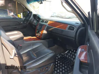 2008 Chevrolet Suburban LTZ z VIN 3GNFK16338G159718, wystawiony jako IAAI lot #42570638 z przebiegiem 219 213 mil mil oraz . Historia ofert i sprzedaży dostępna na DreamBid. Obrazek 5.