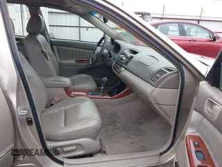 2002 Toyota Camry LE z VIN 4T1BE32K52U086150, wystawiony jako IAAI lot #42126685 z przebiegiem 175 212 mil mil oraz . Historia ofert i sprzedaży dostępna na DreamBid. Obrazek 5.