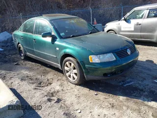 2001 Volkswagen Passat z VIN WVWAC63B51E005033, wystawiony jako IAAI lot #41690522 z przebiegiem 202 384 mil mil oraz . Historia ofert i sprzedaży dostępna na DreamBid. Obrazek 1.