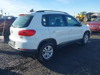 2017 Volkswagen Tiguan S with VIN WVGBV7AX2HK026612, listed as a IAAI auction lot 41320044 with 74,979 mi miles and . Bid and sale history available at DreamBid. Image 4.