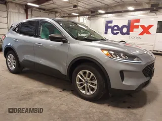 2022 Ford Escape SE z VIN 1FMCU9G60NUB81886, wystawiony jako IAAI lot #42613116 z przebiegiem 24 942 mil mil oraz . Historia ofert i sprzedaży dostępna na DreamBid. Obrazek 1.