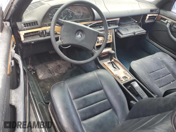1982 Mercedes-Benz 380 380SEC z VIN WDBCA43A1CB001087, wystawiony jako Copart lot #45136875 z przebiegiem 62 765 mil mil oraz Czysty tytuł • Clean title. Historia ofert i sprzedaży dostępna na DreamBid. Obrazek 8.