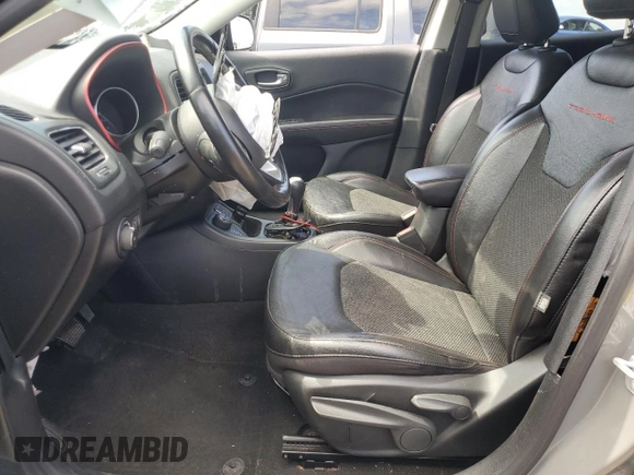 2020 Jeep Compass Trailhawk z VIN 3C4NJDDB3LT203350, wystawiony jako Copart lot #70399364 z przebiegiem 53 910 mil mil oraz Szkoda całkowita • Salvage title. Historia ofert i sprzedaży dostępna na DreamBid. Obrazek 7.