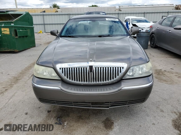 2003 Lincoln Town Car Executive z VIN 1LNHM81W53Y621146, wystawiony jako Copart lot #57822605 z przebiegiem 234 384 mil mil oraz Szkoda całkowita • Salvage title. Historia ofert i sprzedaży dostępna na DreamBid. Obrazek 5.