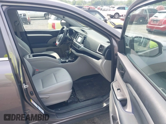 2018 Toyota Highlander LE z VIN 5TDBZRFH3JS841728, wystawiony jako IAAI lot #42424705 z przebiegiem 93 473 mil mil oraz . Historia ofert i sprzedaży dostępna na DreamBid. Obrazek 5.