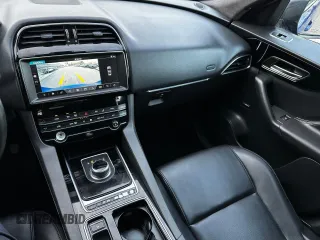 2020 Jaguar F-Pace 25t Premium z VIN SADCJ2FX7LA633057, wystawiony jako Copart lot #50072485 z przebiegiem 145 537 mil mil oraz Tytuł czysty. Historia ofert i sprzedaży dostępna na DreamBid. Obrazek 9.