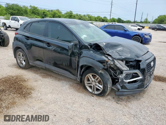 2021 Hyundai Kona SE z VIN KM8K12AA4MU634494, wystawiony jako Copart lot #57092075 z przebiegiem 71 608 mil mil oraz Czysty tytuł • Clean title. Historia ofert i sprzedaży dostępna na DreamBid. Obrazek 4.
