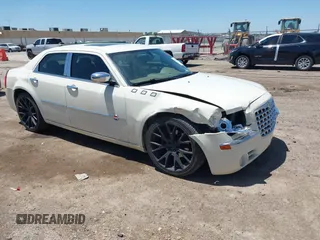 2008 Chrysler 300 C Hemi z VIN 2C3LA63H18H129259, wystawiony jako IAAI lot #42262693 z przebiegiem 147 954 mil mil oraz . Historia ofert i sprzedaży dostępna na DreamBid. Obrazek 1.