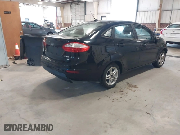 2018 Ford Fiesta SE z VIN 3FADP4BJ3JM141658, wystawiony jako IAAI lot #41737201 z przebiegiem 92 078 mil mil oraz . Historia ofert i sprzedaży dostępna na DreamBid. Obrazek 4.