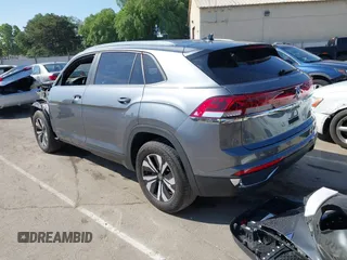 2024 Volkswagen Atlas SE z VIN 1V2LE2CA5RC225216, wystawiony jako IAAI lot #42156315 z przebiegiem 29 742 mil mil oraz . Historia ofert i sprzedaży dostępna na DreamBid. Obrazek 3.