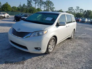 2015 Toyota Sienna XLE with VIN 5TDYK3DC5FS534913, listed as a IAAI auction lot 42052427 with 105,046 mi miles. Bid and sale history available at carsss.com. Image 17.