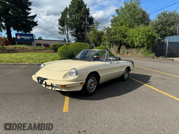 1985 Alfa Romeo Spider Veloce z VIN ZARBA5415F1020937, wystawiony jako Copart lot #63728494 z przebiegiem 115 547 mil mil oraz Tytuł czysty. Historia ofert i sprzedaży dostępna na DreamBid. Obrazek 2.