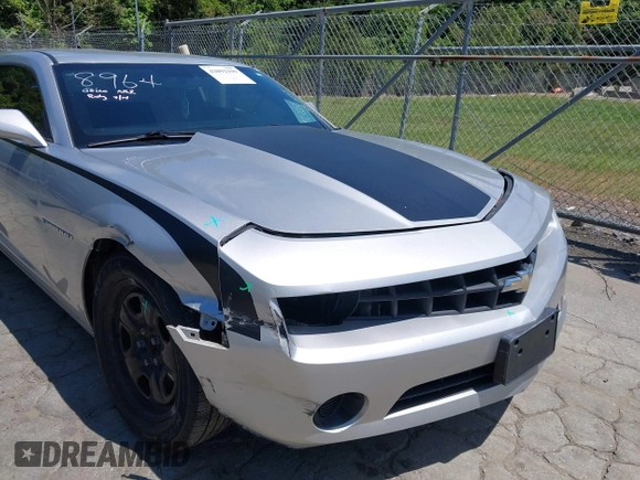 2013 Chevrolet Camaro LS z VIN 2G1FA1E37D9113674, wystawiony jako IAAI lot #42092399 z przebiegiem 138 908 mil mil oraz . Historia ofert i sprzedaży dostępna na DreamBid. Obrazek 6.