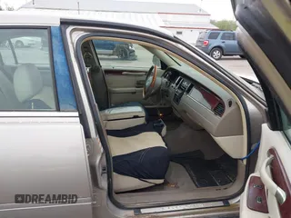 2003 Lincoln Town Car Signature z VIN 1LNHM82W03Y615785, wystawiony jako IAAI lot #42158434 z przebiegiem 121 311 mil mil oraz . Historia ofert i sprzedaży dostępna na DreamBid. Obrazek 5.