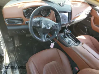 2017 Maserati Levante z VIN ZN661XUL8HX248132, wystawiony jako Copart lot #49136045 z przebiegiem 19 715 mil mil oraz Czysty tytuł • Clean title. Historia ofert i sprzedaży dostępna na DreamBid. Obrazek 8.