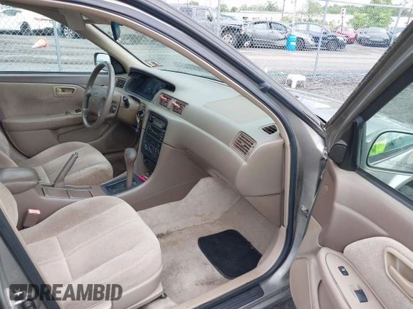 2001 Toyota Camry CE z VIN 4T1BG22K01U028448, wystawiony jako IAAI lot #42324384 z przebiegiem 190 325 mil mil oraz . Historia ofert i sprzedaży dostępna na DreamBid. Obrazek 5.