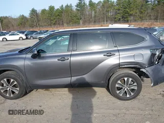 2022 Toyota Highlander XLE with VIN 5TDHZRBH6NS561484, listed as a IAAI auction lot 41938305 with 32,450 mi miles and . Bid and sale history available at DreamBid. Image 15.