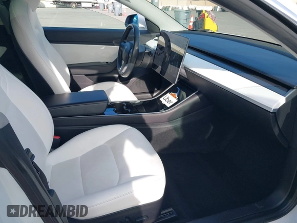 2019 Tesla Model 3 Mid Range z VIN 5YJ3E1EA0KF322776, wystawiony jako IAAI lot #41703368 z przebiegiem 131 264 mil mil oraz . Historia ofert i sprzedaży dostępna na DreamBid. Obrazek 5.