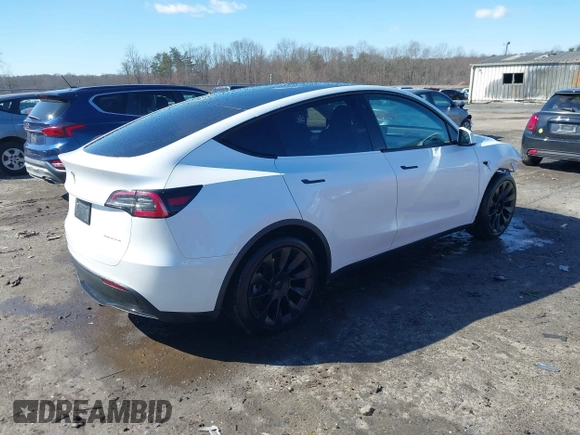 2021 Tesla Model Y Long Range with VIN 5YJYGAEE6MF196610, listed as a IAAI auction lot 41516909 with 30,431 mi miles. Bid and sale history available at carsss.com. Image 4.