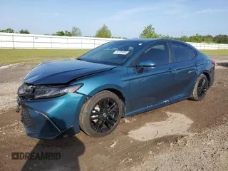 2025 Toyota Camry LE z VIN 4T1DAACK4SU085272, wystawiony jako Copart lot #56185305 z przebiegiem 7 446 mil mil oraz Szkoda całkowita • Salvage title. Historia ofert i sprzedaży dostępna na DreamBid. Obrazek 1.