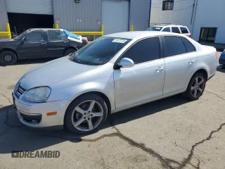 2009 Volkswagen Jetta S z VIN 3VWJZ71KX9M156475, wystawiony jako Copart lot #51472775 z przebiegiem 165 967 mil mil oraz Czysty tytuł • Clean title. Historia ofert i sprzedaży dostępna na DreamBid. Obrazek 1.