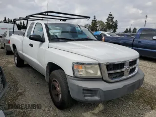 2008 Dodge Dakota z VIN 1D3HE32KX8S525837, wystawiony jako Copart lot #53922725 z przebiegiem 138 810 mil mil oraz Szkoda całkowita • Salvage title. Historia ofert i sprzedaży dostępna na DreamBid. Obrazek 4.