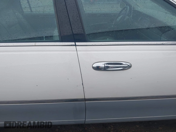 1999 Lincoln Town Car Signature z VIN 1LNHM82W5XY677222, wystawiony jako IAAI lot #41861916 z przebiegiem 207 900 mil mil oraz . Historia ofert i sprzedaży dostępna na DreamBid. Obrazek 13.