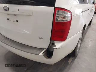 2008 Kia Sedona LX with VIN KNDMB233086197631, listed as a IAAI auction lot 42199325 with 134,130 mi miles and . Bid and sale history available at carsss.com. Image 6.
