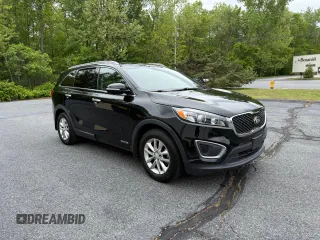 2016 Kia Sorento LX z VIN 5XYPGDA5XGG093643, wystawiony jako Copart lot #58532255 z przebiegiem 185 257 mil mil oraz Czysty tytuł • Clean title. Historia ofert i sprzedaży dostępna na DreamBid. Obrazek 1.