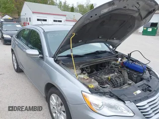 2014 Chrysler 200 LX z VIN 1C3CCBAB9EN231381, wystawiony jako IAAI lot #42302328 z przebiegiem 160 813 mil mil oraz . Historia ofert i sprzedaży dostępna na DreamBid. Obrazek 17.