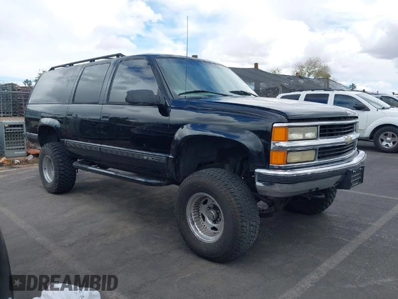1999 Chevrolet Suburban z VIN 3GNFK16R6XG252736, wystawiony jako IAAI lot #41897003 z przebiegiem 140 081 mil mil oraz . Historia ofert i sprzedaży dostępna na DreamBid. Obrazek 1.