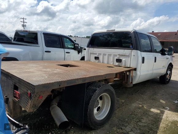 2006 Ford F-350 XL z VIN 1FDWW36P36ED25201, wystawiony jako Copart lot #65108995 z przebiegiem 226 872 mil mil oraz Czysty tytuł • Clean title. Historia ofert i sprzedaży dostępna na DreamBid. Obrazek 3.
