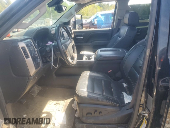 2015 GMC Sierra 3500HD Denali z VIN 1GT424E81FF535667, wystawiony jako Copart lot #52618325 z przebiegiem Nie podano mil oraz Czysty tytuł • Clean title. Historia ofert i sprzedaży dostępna na DreamBid. Obrazek 7.