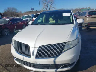 2014 Lincoln MKT EcoBoost z VIN 2LMHJ5AT9EBL52165, wystawiony jako IAAI lot #41246424 z przebiegiem 154 332 mil mil oraz . Historia ofert i sprzedaży dostępna na DreamBid. Obrazek 13.