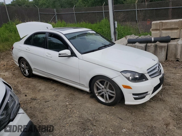 2013 Mercedes-Benz C 300 Sport z VIN WDDGF8AB2DR248141, wystawiony jako Copart lot #57864995 z przebiegiem 80 975 mil mil oraz Szkoda całkowita • Salvage title. Historia ofert i sprzedaży dostępna na DreamBid. Obrazek 4.