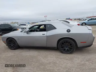 2017 Dodge Challenger R/T Shaker z VIN 2C3CDZBT3HH651390, wystawiony jako IAAI lot #41097999 z przebiegiem 128 289 mil mil oraz . Historia ofert i sprzedaży dostępna na DreamBid. Obrazek 14.