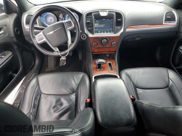 2014 Chrysler 300 z VIN 2C3CCAAG6EH335857, wystawiony jako Copart lot #58770385 z przebiegiem 206 547 mil mil oraz Szkoda całkowita • Salvage title. Historia ofert i sprzedaży dostępna na DreamBid. Obrazek 8.