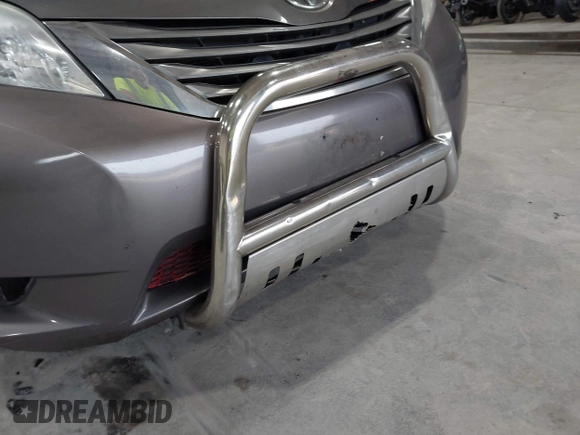 2011 Toyota Sienna XLE AAS with VIN 5TDYK3DC0BS063232, listed as a IAAI auction lot 42433187 with 198,252 mi miles and . Bid and sale history available at DreamBid. Image 18.