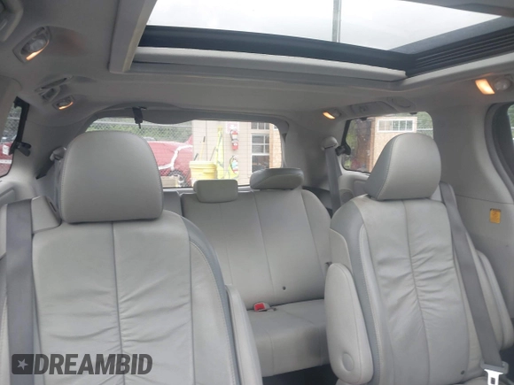 2011 Toyota Sienna XLE z VIN 5TDDK3DC0BS006768, wystawiony jako IAAI lot #42279275 z przebiegiem 172 856 mil mil oraz . Historia ofert i sprzedaży dostępna na DreamBid. Obrazek 8.