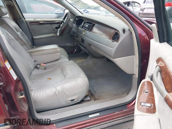 2002 Lincoln Town Car Cartier z VIN 1LNHM83W52Y626407, wystawiony jako IAAI lot #37616886 z przebiegiem 100 272 mil mil oraz . Historia ofert i sprzedaży dostępna na DreamBid. Obrazek 5.