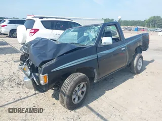1996 Nissan Frontier XE z VIN 1N6SD11S3TC314339, wystawiony jako IAAI lot #42499365 z przebiegiem 135 634 mil mil oraz . Historia ofert i sprzedaży dostępna na DreamBid. Obrazek 2.